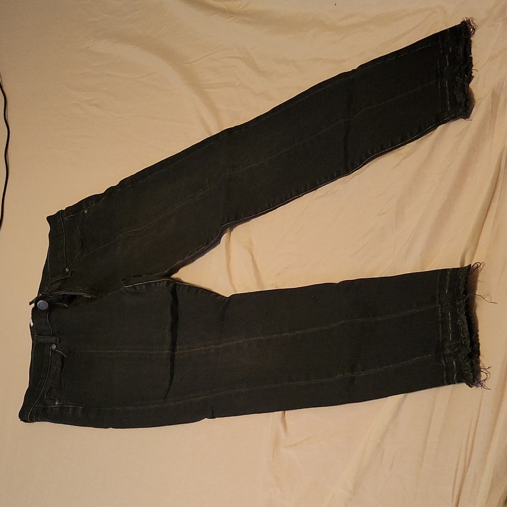 faded black skinny jeans frayed bottom frt and back pockets front seam down leg